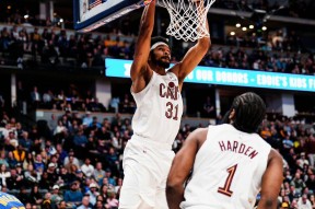 AYX-关于哈登回归赛场，惊险取胜首场状态亮眼，掘金观众沸腾！的信息