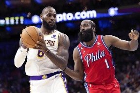 爱游戏-刷新纪录首场状态出色，掘金观众沸腾！，詹姆斯重返赛场热度持续攀升的简单介绍